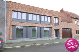 <strong>RESIDENTIËLE BLOK MET 2 RUIME APPARTEMENTEN</strong>, elk appartement voorzien van<strong> 3 grote slaapkamers</strong> en elk voorzien van <strong>eigen terras met tuin</strong>, zeer rustig gelegen en met een mooie zuid-gerichte zonoriëntatie aan de achterkant.<br /><br />Supermarkt en basisschool op wandelafstand, uitstekende verbinding richting Luik, Tongeren en Hasselt.<br /><br /><strong>RECENTE WERKZAAMHEDEN</strong><br /><br />+ het appartement op de verdieping werd reeds grondig gerenoveerd, volledig instapklaar (nieuwe keuken, badkamer, vloeren, elektriciteit, ... )<br />+ alle meters werden opgesplitst, zo heeft elk appartement zijn eigen meter voor water, gas en elektriciteit<br />+ alle ramen aan de voorgevel werden zeer recent vervangen, ook de ramen aan de achtergevel zijn in goede staat met dubbel glas<br /><br /><strong>INDELING APP GLV (verhuurd)</strong><br /><br />+ inkomsas<br />+ living<br />+ aparte keuken<br />+ 3 slaapkamers<br />+ badkamer met douche en toilet<br />+ apart toilet<br />+ zuid-gericht terras <br />+ zuid-gerichte tuin<br /><br /><strong>INDELING APP VDP (verhuurd)</strong><br /><br />+ inkomsas met traphal<br />+ ruime living met open keuken<br />+ keuken volledig geïnstalleerd<br />+ nachthal<br />+ 3 slaapkamers<br />+ badkamer<br />+ zeer ruime garagebox met wasplaats en berging<br />+ overdekt terras met gemetste BBQ<br />+ 2 zeer grote tuinbergingen<br />+ grote zuid-gerichte tuin<br /><br /><strong>Voor meer info en een bezoek ter plaatse contacteer ons kantoor 012 744 844 of mail naar info@goed-gevonden.be</strong>