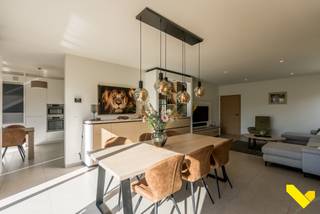 <h1>Ruime en stijlvol afgewerkte woning met tuin in Tessenderlo</h1>
<p>Op zoek naar een woning waar ruimte, comfort en een verzorgde afwerking mooi samenkomen? Deze ruime woning aan de Engsbergseweg in Tessenderlo weet meteen te overtuigen met haar aangename indeling, mooie lichtinval en bijzonder verzorgde afwerking.</p>
<p>Bij het binnenkomen zorgt de inkomhal voor een aangename eerste indruk. Vanuit hier komt u in de ruime leefruimte met open keuken, waar gezelligheid en functionaliteit mooi samengaan. De palletkachel zorgt voor extra sfeer en warmte tijdens de koudere maanden. De keuken sluit mooi aan bij de leefruimte en vormt samen met deze ruimte het hart van de woning.</p>
<p>Wat meteen opvalt, is de <strong>hoogwaardige en verzorgde afwerking</strong>. Doorheen de woning zijn op verschillende plaatsen <strong>ruime ingemaakte kasten</strong> voorzien. Deze zorgen niet alleen voor bijzonder veel opbergruimte, maar dragen ook bij aan de strakke en stijlvolle uitstraling van het interieur. Hierdoor is er overal optimaal gebruikgemaakt van de beschikbare ruimte.</p>
<p>Aansluitend aan de leefruimte bevindt zich een praktische berging en daarnaast een ruime garage. Ook hier is er voldoende plaats voor fietsen, materiaal en andere spullen.</p>
<p>Op de eerste verdieping bevinden zich drie slaapkamers en de badkamer. De slaapkamers zijn voorzien van parket en beschikken over verwarming. De badkamer is stijlvol afgewerkt met een gietvloer en beschikt over een ruime douche, een ligbad en een dubbele lavabo. Aansluitend aan de master bedroom bevindt zich bovendien een praktische dressing.</p>
<p>Via de eerste verdieping is er toegang tot een bijkomende ruimte die momenteel nog niet volledig is afgewerkt. Deze biedt heel wat mogelijkheden en kan naar eigen wensen worden ingericht.</p>
<p>De vaste trap brengt u verder naar de zolderverdieping. Ook hier zijn de mogelijkheden groot. De ruimte is momenteel niet afgewerkt, maar biedt dankzij de aanwezige isolatie en de ruime oppervlakte heel wat potentieel voor een verdere inrichting.</p>
<p>Buiten beschikt de woning over een aangenaam terras en een tuin, ideaal om op mooie dagen volop van de buitenruimte te genieten. Daarnaast zijn er zonnepanelen aanwezig, wat een mooie aanvulling vormt op het comfort van de woning.</p>
<p>Een woning waar duidelijk aandacht werd besteed aan zowel uitstraling als praktisch wooncomfort.</p>
<p>Voor meer informatie of een bezoek ter plaatse kunt u contact opnemen met Immovl.</p>