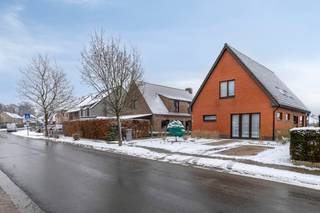 immo DAVID presenteert u deze perfect instapklare villa op 5a 89ca.Deze stijlvol gerenoveerde villa, gelegen pal op de grens met Wemmel, is absoluut...