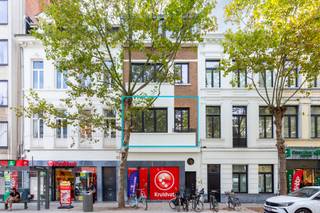 <p><strong>Totaalrenovatie 2 slaapkamers en toffe buitenruimte<br /><br /></strong>Welkom in de Anselmostraat, waar wonen synoniem staat voor comfort én charme!<br /><br />De ligging? Beter kan haast niet. Op wandelafstand van het bruisende centrum, het Stadspark en de Harmonie, combineert dit adres de energie van de stad met de luxe van groen om de hoek.<br /><br />Achter de stijlvolle gevel van deze totaalrenovatie leidt een prachtige inkomhal je naar de eerste verdieping, waar dit instapklare appartement je meteen zal verleiden.<br /><br />De ruime inkom met vestiaire maakt plaats voor een lichtrijke leefruimte met hoge plafonds, grote raampartijen en een warme visgraatparket die doorheen het hele appartement terugkomt. Aanpalend ligt de keuken, het absolute hart van dit thuis, met een stijlvol kook- en eeteiland en kwalitatieve toestellen. Dé plek om uitgebreid te koken, te aperitieven of gasten te ontvangen. Vanuit zowel de keuken als de leefruimte stap je zo op het zuidgerichte terras: een heerlijke plek om te genieten van zon en rust.<br /><br />Praktisch mag het ook zijn: een ruime berging met aansluitingen voor wasmachine en droogkast ligt handig naast de keuken.<br /><br />Vooraan het appartement bevinden zich twee volwaardige slaapkamers die samen een stijlvolle badkamer delen, uitgerust met dubbele wastafel, inloopdouche en toilet.<br /><br />Dit appartement is volledig klaar voor zijn eerste bewoner. Ben jij dat?<br /><br />Contacteer LISTED voor een bezoek: +32 3 283 51 51.</p>