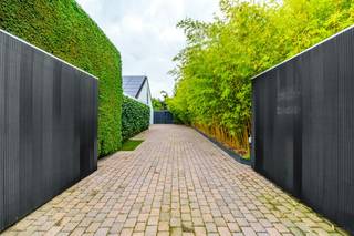In de residentiële en prestigieuze villawijk 't Motje in Roeselare bevindt zich deze goed onderhouden en instapklare villa op een perceel van 940 m². De woning is gelegen in een doodlopende straat en combineert een rustige, kindvriendelijke omgeving met een vlotte bereikbaarheid richting het stadscentrum. Deze zorgvuldig onderhouden eigendom biedt bovendien de mogelijkheid tot gelijkvloers wonen dankzij de aanwezigheid van een gelijkvloerse slaapkamer. In de volledig afgesloten tuin geniet u van een verwarmd zwembad en 100% privacy. Hier geniet u het hele jaar door van een heerlijk vakantiegevoel.<br /><br />Indeling van de villa te koop:<br /><br />*Gelijkvloers: <br />Inkomhal met vestiaire en apart gastentoilet. Leefruimte opgedeeld in een zithoek, cosy corner en een orangerie met zicht op de tuin. <br />Volledig ingerichte luxe keuken met aansluitende berging en wasplaats. <br />Gelijkvloerse slaapkamer met eigen doucheruimte.<br />Bergingen en voorraadkelder. <br /><br />*Eerste verdieping: <br />Ruime mezzanine ingericht als zithoek en bureau (mogelijkheid tot het creëren van een derde slaapkamer). <br />Tweede slaapkamer met aansluitende badkamer (dubbele lavabo en douche) en een afzonderlijk toilet.<br /><br />* Buitenruimte: Volledig omheinde tuin van 940 m² met verwarmd zwembad met solar zwembadrolluik, terras, buitendouche en toilet. Ruime carport met werkruimte, tuinberging en een serre. Elektrische toegangspoort en ruime oprit.<br /><br />Energie en voorzieningen: 64 zonnepanelen (met resterende groenestroomcertificaten), een regenwaterput van 15.000 liter, alarminstallatie, waterverzachter....<br /><br />Ligging:<br />Gelegen in villawijk 't Motje, tussen de Rumbeeksesteenweg en de Vijfwegenstraat. Een groene en rustige omgeving op slechts enkele minuten van het centrum van Roeselare en nabij diverse voorzieningen.<br /><br />Wenst u meer informatie of een bezoek ter plaatse? Neem contact op met dossierverantwoordelijke Stijn Soenen via 0477 69 26 94 of stijn.soenen@dewaele.com.<br /><br /><br /><br />Bestuursmaatregelen in het maatregelenregister: in aanvraag