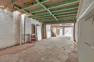 <p>Voor meer info of een bezoek, bel 054 69 39 39 - Dit <strong>handelspand </strong>biedt enorm<strong> veel potentieel</strong>. De ruimtes werden volledig opengetrokken en de belangrijkste basiswerken voor een grondige renovatie van kop tot teen zijn reeds uitgevoerd. Na de verdere afwerking beschikt u als uitbater of verhuurder over een prachtig pand op een absolute toplocatie. De <strong>bovenverdiepingen </strong>kunnen, mits het verkrijgen van de nodige stedenbouwkundige vergunning, eenvoudig worden omgevormd tot <strong>leefruimte of appartement</strong>. Dit kan zowel met een aparte als met <strong>een gemeenschappelijke ingang met het winkelgedeelte</strong>. Als winkelpand is het ideaal gelegen: net om de hoek bevindt zich <strong>een ruime parking</strong> en in de directe omgeving ligt het Heilig Hartcollege. Wilt <strong>u uw eigen zaak starten</strong> op een <strong>triple A-locatie</strong> in het centrum van Halle? Grijp dan uw kans en bezoek dit veelbelovende handelspand.</p>