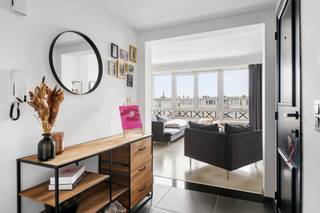 <p><strong>Wonen aan de Bisschoppenhoflaan</strong> betekent wonen op een strategische locatie waar bereikbaarheid en stadsleven perfect samenkomen. Deze centrale ligging in Deurne biedt een uitstekende aansluiting op de Antwerpse Ring en de belangrijkste invalswegen, evenals een vlotte verbinding met het stadscentrum. Ideaal voor wie comfortabel wil wonen met alle voorzieningen binnen handbereik.</p>
<p>In de directe omgeving vindt u winkels, scholen, openbaar vervoer en groene zones op wandelafstand. Een buurt die leeft en volop in ontwikkeling is.</p>
<p><strong>Indeling:</strong><br />Aan de straatzijde bevindt zich de aangename woonkamer op laminaat met aansluitend een open keuken, uitgerust met alle hedendaags comfort. Dankzij raampartijen aan beide zijden geniet het appartement van een uitzonderlijke lichtinval. Via een lange, verzorgde inkomhal bereikt u het slaapgedeelte achteraan, waar zich twee slaapkamers op laminaat bevinden. In de hal is een praktische nis voorzien die perfect kan dienen als extra bergruimte. Verder is er een apart toilet met handenwasser, ingemaakte kast en een badkamer met douche en badkamermeubel. Een privatieve kelder is inbegrepen.</p>
<p><strong>Kortom:</strong> een zeer verzorgd en instapklaar appartement op een uitstekende locatie. Aarzel niet en maak snel uw afspraak.</p>
<p><strong>EPC:</strong> 209 kWh/m²/jaar<br /><strong>Algemene onkosten:</strong> €150/maand (incl. verwarming, warm water, water, poetsdienst, blokpolis, syndicus en elektriciteit van de gemeenschappelijke delen).</p>