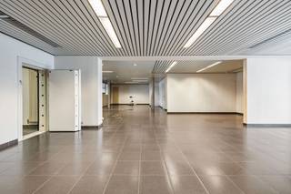 <p><span>Prima gelegen kantoorgebouw met ca 480m² oppervlakte op een grote as tussen Mortsel en Antwerpen nabij de opritten van E19. Vlotte bereikbaarheid is de troef van dit prima onderhouden polyvalent kantoorgebouw met 6 parkeerplaatsen achteraan (extra aan te kopen indien gewenst). Bij het binnenkomen treft u een receptie en met ca 320 m² verdeeld in vergader-en kantoorruimtes. Met een wenteltrap bereikt u nog een extra oppervlakte met alle privacy van ca 125m². Wc's, een keuken en extra ondergrondse archiefruimte van ca 45 extra m² vervolledigen het plaatje. Onmiddelijk beschikbaar & instapklare toestand!</span></p>