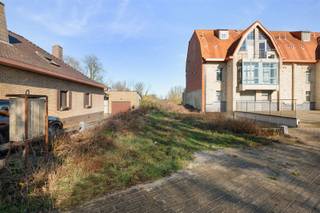 <p>Dit perceel met een oppervlakte van 5 are 51 centiare biedt zowel voor particulieren als ontwikkelaars een interessante opportuniteit.</p><p>De grond is geschikt voor het realiseren van een eengezinswoning, maar biedt eveneens potentieel voor het ontwikkelen van een meergezinswoning. In het verleden werd reeds een vergunning goedgekeurd voor de bouw van 2 appartementen, bestaande uit elk 2 volwaardige bouwlagen.</p><p>Gelegen in een aangename en rustige omgeving, met een vlotte verbinding naar invalswegen, winkels, scholen en openbaar vervoer.</p><p>Troeven:<br />Oppervlakte: 5a 51ca<br />Geschikt voor eengezinswoning<br />Mogelijkheid tot meergezinswoning<br />Eerder vergund voor 2 appartementen<br />Goede bereikbaarheid<br />Interessante investering of projectgrond</p><p>Contacteer ons voor meer informatie of een plaatsbezoek.</p>