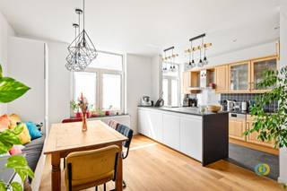 <p><span>Deze verrassend ruime eengezinswoning biedt een waaier aan mogelijkheden. Op het gelijkvloers beschikt u over een indrukwekkende inpandige garage met plaats voor twee wagens en een mooie plafondhoogte, die zich leent tot diverse invullingen. Achter de garage bevindt zich een ruime kamer, momenteel ingericht als bureau, maar even goed bruikbaar als gelijkvloerse slaapkamer of volwaardig thuiskantoor. De eerste verdieping werd recent gerenoveerd en omvat een lichtrijke leefruimte met open keuken. De open indeling versterkt het ruimtegevoel en sluit naadloos aan op de ruime veranda, die u volledig naar eigen smaak kunt benutten. Op deze verdieping is tevens een praktische wasplaats voorzien. De bovenverdieping herbergt drie volwaardige slaapkamers en een badkamer. Achteraan de woning bevindt zich een gezellig terras, ideaal om in alle rust van de buitenlucht te genieten. Het uitzonderlijk brede perceel vormt een absolute troef. Naast de woning is er overvloedige (parkeer)ruimte, terwijl achteraan een dubbele garage werd voorzien, perfect geschikt als atelier of extra opslag. Bovendien biedt de perceelbreedte diverse ontwikkelingsmogelijkheden: van het opdelen in twee bijkomende bouwgronden voor eengezinswoningen tot het realiseren van een project met een meergezinswoning, dankzij de extra breedte van 13 meter naast de bestaande woning. Deze eigendom is ideaal voor gezinnen die ruimte wensen, voor wie wonen en werken wil combineren of voor investeerders met projectambities.</span></p><p><span> </span></p>