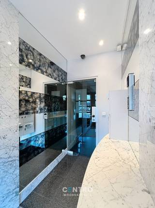 Gelegen op een toplocatie op de Grote Markt, biedt dit instapklaar doorloopappartement de perfecte combinatie van luxe en comfort.<br /><br /><u><strong>INDELING:</strong></u><br /><strong><em>Derde verdieping (127 m²):</em></strong><br />Ruime inkomhal met vestiaire - gastentoilet met lavabo - LICHTRIJKE leefruimte met zicht op de Grote Markt - volledig ingerichte open OBUMEX-keuken (inox werkblad, vitro-keramische kookplaat en frigo Miele,<span> ingebouwde dampkap, dubbele spoelbak, oven, microgolfoven, vaatwasmachine  AEG) - </span>RUIME BERGING (met wasmachine en droogkast) -  slaapkamer 1 met aanpalende badkamer (lavabo in meubel, douche en toilet) - slaapkamer 2 met dressing én aanpalende badkamer (lavabo in meubel, bad en toilet) - terras aan de voor- en achterkant.<br /><u><strong>Ondergronds (-1):</strong></u><br />Privatieve bergplaats "3".<br /><br /><u><strong>AFWERKING:</strong></u><br />Vloerverwarming (°2019) en convectoren - veiligheidsdeur - parket en marmeren vloeren - ingewerkte dampkap - schrijnwerk ALU - automatische rolluiken achterkant - zonnescreens en automatische plooigordijnen vooraan - VOL van de maatkasten (leefruimte, slaapkamers, berging etc.).<br /><br /><u><strong>LIGGING:</strong></u><br />Pal op de Grote Markt van Roeselare.<br /><br /><u>Opmerkingen:</u><br />- Huurprijs is excl. voorschot water € 25/m  en voorschot gemene kosten € 100/m.<br />- Kleine residentie met één appartement per verdieping<br />- Géén inkijk<br />- OBUMEX plaatste in dit appartement destijds àlle maatwerk<br />- Badkamers met marmeren tabletten en muurbetegeling!<br />- Alle gordijnen en meubels blijven<br /><br />Contacteer ons voor meer informatie over dit TOP-APPARTEMENT met <strong>Ref.</strong> <span><strong>A2238</strong></span> op het nummer <strong>050/70.01.02 </strong>of via <strong>info@centro.be</strong> ! 