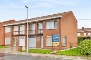 - Quiet location in the center of Dadizele: Dennenlaan 40- Semi-detached house on a south-facing plot- Entrance hall with cloakroom and guest toilet-...