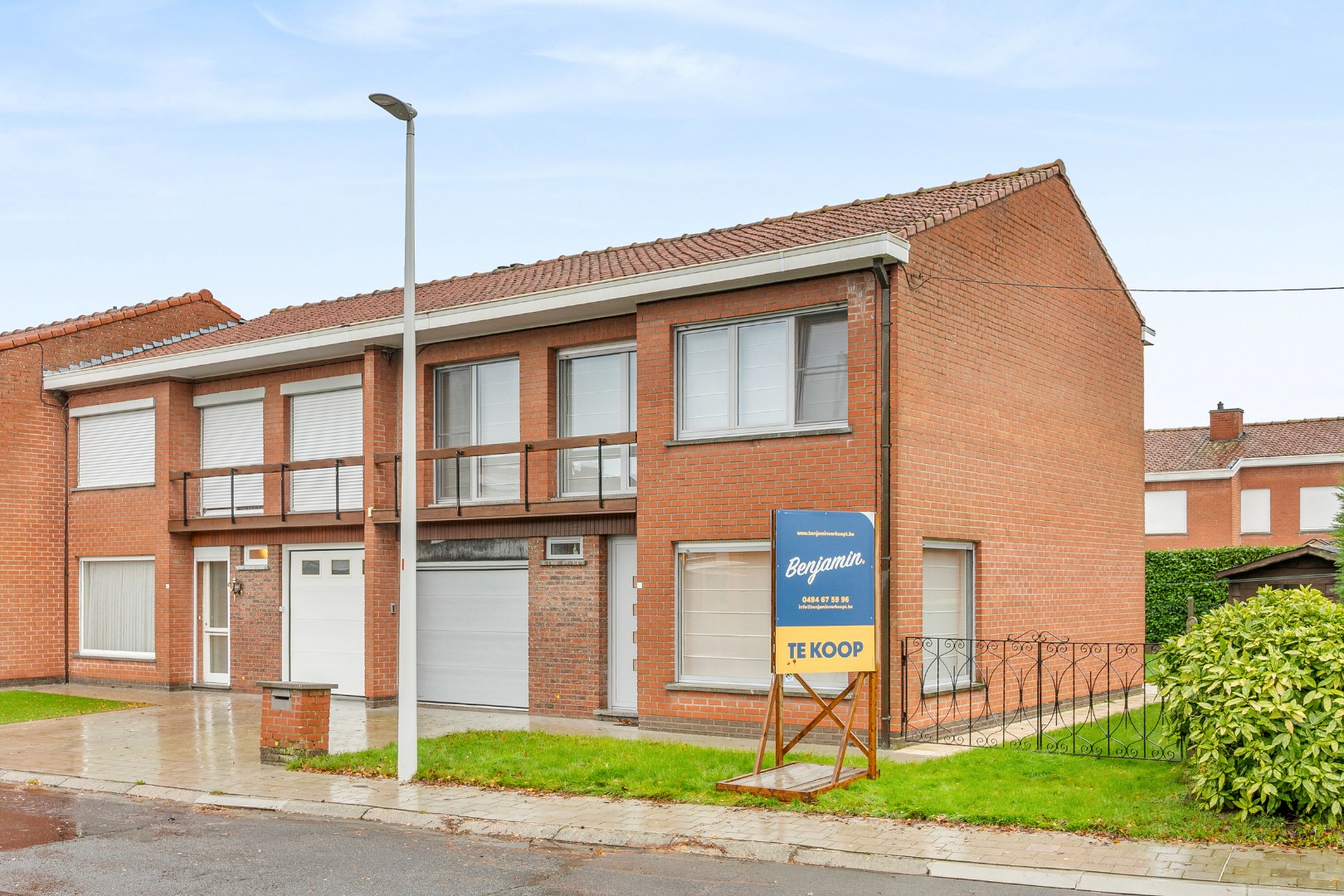 Semi-detached house with 4 bedrooms, garage with driveway and south-facing garden in the center of Dadizele. - photo 1