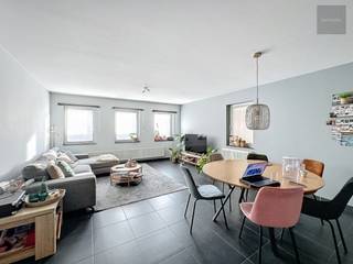 Nabij het centrum van Ooigem, treffen we dit recente gelijkvloers appartement met tuintje.<br />Het omvat;<br />* inkomsas met gastentoilet<br />* ruime living<br />* open keuken keuken met alle inbouwapparatuur<br />* berging<br />* twee slaapkamers<br />* moderne badkamer met ligbad en lavabomeubel<br />Achteraan bevindt zich het privatieve terras + tuintje, samen +/- 50m².<br />De private parkeerplaats is bij aan te kopen mits de prijs van € 15.000<br />Aangezien het appartement momenteel goed verhuurd is, is het de ideale investering.<br />Mits het respecteren van de vooropzeg van zes maanden kan het ook voor eigen gebruik.<br />Troeven : handig gelijkvloers met privaat tuintje - lage syndickosten (aparte inkom en geen liftkosten) - CV op aardgas - EPC B<br />Vraag vandaag nog uw bezoek via angelo@immo-termote.be of 0497/429.446.