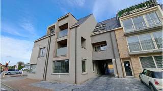 Instapklaar 1-slaapkamerappartement met TERRAS en AUTOSTANDPLAATS te huur in Torhout.Een aangename, energiezuinige en praktische woongelegenheid op...