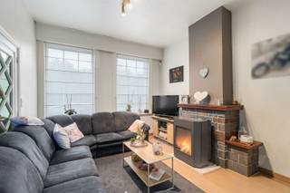<p><span>Instapklare gezinswoning met 4 slaapkamers en zonnige tuin in het centrum van Harelbeke</span></p><p><span>Bent u op zoek naar een ruime en instapklare gezinswoning op een centrale ligging? Dan is deze woning in het centrum van Harelbeke zeker een bezoek waard.</span></p><p><span>Op het gelijkvloers vindt u een inkomhal, een gezellige zit- en eetruimte, een functionele keuken, een badkamer, een wasplaats en een praktische berging. Achteraan geniet u van een aangenaam aangelegde tuin waar het heerlijk vertoeven is.</span></p><p><span>De eerste verdieping biedt plaats aan maar liefst </span><span>vier volwaardige slaapkamers</span><span>, ideaal voor grote gezinnen of voor wie extra ruimte zoekt voor een bureau of hobbykamer. Bovendien beschikt de woning over een handige bergzolder.</span></p><p><span>Extra troeven: <br />Instapklaar<br />Recente badkamer en PVC ramen<br />4 ruime slaapkamers<br />Conforme elektrische installatie<br />Zonnepanelen aanwezig<br />Aangelegde tuin<br />Centrale ligging nabij winkels, scholen en openbaar vervoer</span></p><p><span>Deze woning combineert ruimte, comfort en energiezuinigheid, en vormt de ideale thuisbasis voor een groot gezin.</span></p><p><span>Bezoekmomenten op 6 en 7 november.</span></p><p><span>stijn@vastgoedkantoorvanassche.be<br />0476 76 38 76</span></p><p><span>Vraag vandaag nog uw bezoek aan en ontdek zelf alle troeven van deze woning!</span></p>