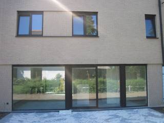 Eigentijdse, energiezuinige BEN-woning (E-peil = 23) !<br />Verhuring door vennootschap (mogelijks interessant voor bv. zelfstandige die deels thuis werkt).<br /><br />Via de inkomhal, komen we in de ruime, aangename leefruimte met open keuken. Deze kijkt, evenals het PC-hoekje, uit op de eigen tuin en terras (> 20 m²).<br />Naast de open keuken situeert zich eveneens een grote, afzonderlijke berging.<br />De eerste verdieping telt 3 mooie slaapkamers, en een modieuze badkamer (met inloopdouche).<br />U beschikt bovendien over een eigen privatieve kelder, evenals een gemeenschappelijke fietsberging.<br /><br />Bijkomende bijzondere troeven :<br />-E-peil = 23. Deze woning is m.a.w. bijna energie neutraal !<br />Er zijn zonnepanelen, evenals een geothermische warmtepomp. De woning wordt opgewarmd d.m.v. vloerverwarming. Vloerkoeling in de zomer. <br />-Uitstekende ligging/bereikbaarheid: deze entiteit bevindt zich vlakbij het Sint-Pietersstation, nabij de Sterre, Maria Middelares én op 50 m van een tramhalte. Met tram 1 staat u op 13 minuten in het stadscentrum !<br />- Ondergrondse fietsenberging aanwezig (via fietstrap toegankelijk);<br />-Huur kan (deels) als beroepskost worden ingebracht.<br />- Provisie : 200 €/maand<br /><br />Met andere woorden: een topper !