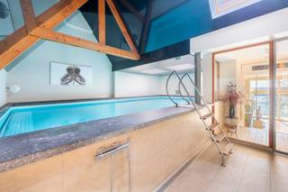 Sommige eigendommen onderscheiden zich niet door wat ze tonen, maar door wat ze laten voelen.Achter een gevel met geschiedenis bevindt zich een...