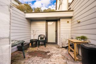 <p>Lichtrijke stadswoning in hartje Leuven met terras en garage</p>
<p>Op zoek naar rustig wonen in het bruisende Leuven? Deze charmante, lichtrijke woning ligt in een rustige buurt aan de rand van de ring, zonder doorgaand verkeer, en geniet van een uitstekende bereikbaarheid met openbaar vervoer, autostrade en belangrijke invalswegen.</p>
<p>De woning omvat een inkomhal met vestiaire en gastentoilet, een badkamer, een open leefruimte met eetplaats en keuken, en een praktische wasberging. Aansluitend bevindt zich een gezellig stadsterras en een afzonderlijke garage.</p>
<p>Op de eerste verdieping zijn er twee slaapkamers en een apart toilet. De volledig afgewerkte zolderverdieping biedt bovendien een ruime, luxueuze slaapkamer onder het dak.</p>
<p>Een unieke combinatie van rust, licht, comfort en een toplocatie in hartje Leuven!</p>
<p>Kortom: een topper dat je niet wilt missen. Vraag snel een bezoek aan: admin@immodrome.be of bel 016/234723</p>