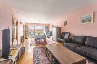 <p>Dit aangename appartement is gelegen op de 2e verdieping en geniet van een prachtig uitzicht over de Leie met zicht op de Broeltorens. De ligging aan de verlaagde Leieboorden is zonder twijfel een absolute meerwaarde: een unieke en gegeerde locatie met een aangename woonomgeving.</p><p>Het appartement beschikt over een inkomhal, een lichtrijke living, een keuken, twee slaapkamers, een badkamer, een afzonderlijk toilet en een praktische berging. Dankzij de efficiënte indeling is het appartement verrassend ruim en bovendien beschikt het over een gunstig EPC. Momenteel is het appartement verhuurd, waardoor deze eigendom eveneens interessant is als vastgoedinvestering plus een uitstekende opportuniteit voor investeerders die op zoek zijn naar een goed gelegen appartement met een aantrekkelijk verhuurpotentieel.</p><p>Mogelijkheid tot aankoop van een kelderberging. </p><p>Voor meer informatie of een bezoek contacteer Saar op 0456/96.16.02 of saar@altro-vastgoed.be</p>