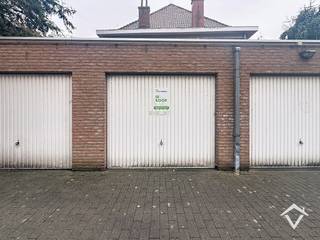 Ruime garage in het centrum van Ardooie! Zeer gemakkelijk te bereiken. Alles is kortbij gelegen. Kan gebruikt worden als bergplaats of garage. <br /><br />Afmetingen:<br />- Breedte: 3m.<br />- Lengte: 5m6.<br /><br />Verkoop onder registratierechten. <br /><br />Contacteer Louis voor meer informatie: 0493/401330.