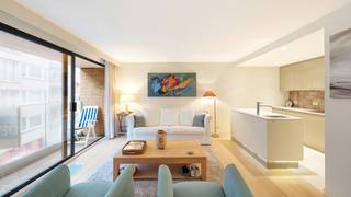 Appartement agréable, situé au troisième étage, offrant une vue latérale sur la mer et sur les boutiques exclusives de l'avenue Littoral.Le spacieux...