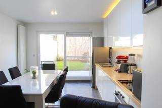- You can request a viewing through our website: https://vicusvastgoed.be/nl/te-huur.<br />- Go to the property in question and click on “Request a Viewing.”<br />- After filling out “My Rental Profile,” we’ll get back to you shortly.<br /><br />PLEASE DO NOT CALL<br /><br />Located on the charming Haverstraat, you’ll find this recently renovated, extremely spacious home. The home features a pleasant, south-facing garden and terrace. Upon entering the home, you’ll immediately find a very practical storage area at the front. There is a separate guest restroom on the ground floor, as well as access to a spacious basement. You’ll also find a bright, open-concept living area with an open kitchen. The kitchen is fully equipped with SIEMENS appliances, including a dishwasher, an induction cooktop, an oven, and a range hood.<br /><br />Upstairs, there is a luxurious bathroom equipped with a bathtub, shower, and double vanity. The home also features three spacious bedrooms (one of which has a mezzanine).