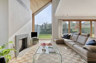 In Louise-Marie in Maarkedal, op een goedgelegen perceel van 1237 m² vinden we deze knappe eigendom terug. De woning biedt het perfecte canvas om nog naar eigen smaak af te werken. De up to date technieken laten niet vermoeden dat deze woning in 2005 gebouwd werd.Het huis baadt in het licht door de vele hoge lichtpartijen. INDELING: GelijksvloersInkomhal met toilet - woonkamer met bureauhoek - eetkamer - keuken - slaapkamer 1 - badkamer met inloopdouche - berging - garage - technische berging1e verdiepingnachthal - slaapkamer 2 (mogelijkheid tot opsplitsen naar 2 kamers) - masterslaapkamer met mogelijkheid tot dressing en badkamer. Troeven: - EPC B - warmtepomp geplaatst in 2020 (lucht/water) - 24 zonnepanelen - ventilatiesysteem D - regenwaterput 10.000l - domotica systeem - alarmsysteem - aangelegde tuin - voorzieningen zwembad liggen klaar