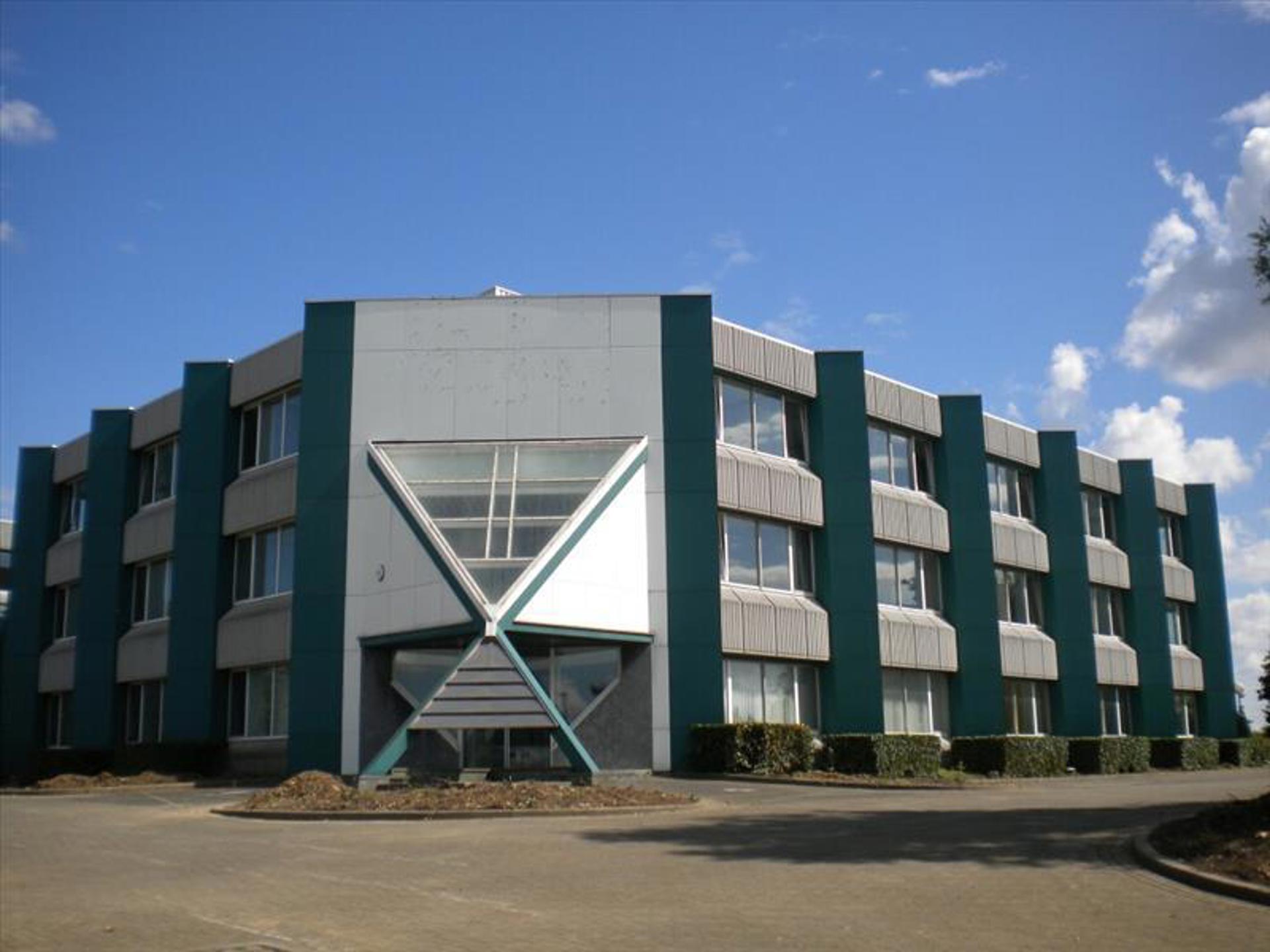 Office building consisting of two separate buildings, connected by a common area. Lots of light, green views, plenty of parking spaces,..