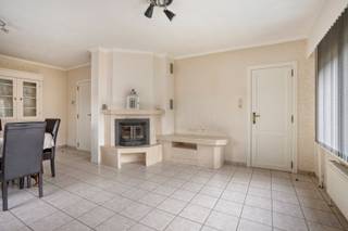 <strong>Gerenoveerde woning met 3 slaapkamers te koop in Hulst, Tessenderlo-Ham</strong><br /><br />Op Terbeemden, in een residentiële wijk in Hulst (Tessenderlo), vinden we deze leuke gerenoveerde woning. De woning is gelegen op wandel- en fietsafstand van een supermarkt, een bakker, een frituur en openbaar vervoer. Er is een vlotte verbinding met het centrum van Tessenderlo en Paal met nog meer supermarkten en horeca. De op- en afrit van de E313 bevindt zich op slechts 5 minuutjes rijden.<br /><br />We komen binnen in de woning via de inkomhal met apart gastentoilet. Van hieruit bereiken we de lichtrijke leefruimte (23,37m²) met grote raampartijen en ingericht met een gezellige houthaard. Naast de leefruimte bevindt zich de gerenoveerde keuken (8,07m²). De keuken is voorzien van een kookvuur (inductie) met dampkap, een combi microgolfoven, een vaatwasser en een koelkast. De keuken werd uitgebreid met een lichtrijke veranda (11,45m²), waar het heerlijk vertoeven is. de keuken is een handige bergruimte (12,29m²) met aansluiting voor wasmachine en droogkast.<br /><br />Op de eerste verdieping bevinden zich drie ruime slaapkamers (11,15m², 8,17m² en 13,17m²) en de badkamer (4,92m²). De badkamer werd vernieuwd in 2019 met een inloopdouche en dubbele lavabo. <br /><br />Voor het parkeren van de auto, of voor extra opbergruimte, is er een garage (16,78m²) met automatische poort. <br /><br />Via de veranda komen we buiten in de leuke tuin. De tuin werd mooi aangelegd en volledig omheind.<br /><br />De centrale verwarming gebeurt via aardgas (Vaillant ketel). De ramen zijn voorzien van HR-beglazing (PVC) en de muren en het dak zijn geïsoleerd. De berekende energiescore bedraagt 385 kWh/(m²jaar).<br /><br />Spreekt deze leuk gerenoveerde woning jullie aan? Contacteer ons via info@bosmanvastgoed.be voor meer info of een bezoek ter plaatse. Wij helpen jullie graag verder!