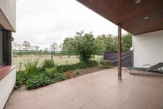 Deze bungalow gelegen in het groen met vrij zicht wordt verkocht! Deze woning is vergund om er permanent gedomicilieerd te wonen!<br /><br />De woning ligt op een perceel van 4a44ca, zeer mooi in het groen en beschikt over een prachtig vrij zicht achter. Het is een woning gebouwd in 1964 en gebouwd als bungalow met alle woonruimte dus gelijkvloers. Echter is de hele woning gerenoveerd rond 2013.<br /><br />Bij het aankomen aan de woning, merken we direct de prachtige natuur. De woning heeft een zeer ruime leefruimte met aansluitend keuken. De keuken is voorzien van een vaatwasser, koelkast, combi-oven, inductievuur en dampkap. Er zijn in totaal 2 slaapkamers, één voorzien van een stenen vloer en één voorzien van laminaat. Er is een mooie badkamer met lavabo, toilet en inloopdouche.<br /><br />Verder vinden we voldoende plaats om auto's te parkeren en een tuinhuis om gereedschap op te bergen. En dan last but not least is er een mooi overdekt terras en stuk tuin achter om te genieten van een prachtig weids zicht.<br /><br />Ben jij benieuwd hoe het voelt om hier te wonen? Contacteer ons op 011 64 55 00 of mail naar info@vastgoedfransen.be.
