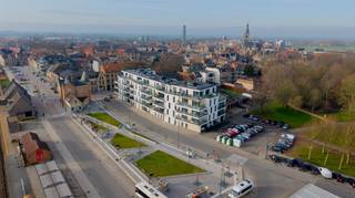 Dit nieuwbouwappartement met 3 slaapkamers is gelegen op het gelijkvloerse verdiep van Residentie Patersvat.<br /><br />Het appartement heeft een uiterst goede verbinding en is centraal gelegen aan het station van Diksmuide. Diverse lokale handelaars en grootwarenhuizen bevinden zich allen op wandelafstand. <br /><br />Dit lichtrijk appartement wordt betreden via de gemeenschappelijke inkomhal waar ook de brievenbussen terug te vinden zijn. Via de inkomhal met apart gastentoilet komt men in de lichtrijke leefruimte met bureauhoek. Hier bevindt zich ook de open keuken die voorzien is van een combi-oven, vitro-keramische kookplaat, dampkap, koelkast, vaatwasmachine en een spoelbak (AEG toestellen). Verder zijn er 3 slaapkamers, een badkamer voorzien van lavabo en inloopdouche en een bergruimte waar tevens ook alle technieken toekomen. <br /><br />Dit appartement beschikt over 2 ruime terrassen van 7,52 m² en 25m².<br /><br />Uiteraard beschikt deze topper over een gemeenschappelijke fietsberging.<br /><br />Parkeerplaats: €50/maand<br /><br />Gemeenschappelijke lasten: €50/maand<br /><br />Beschikbaar vanaf: overeen te komen.<br /><br />