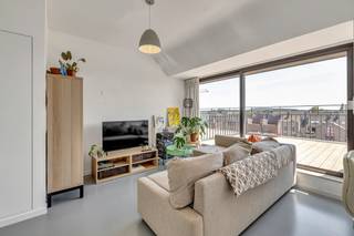 <p>Op een toplocatie aan de populaire Centrumlaan in Ninove bevindt zich dit <strong>luxueus afgewerkte</strong> penthouse. Het appartement werd in 2016 <strong>volledig gerenoveerd</strong> met hoogwaardige materialen en combineert hedendaags wooncomfort met een <strong>uitstekende centrale ligging</strong>.<br /></p><p>Het penthouse beschikt over een lichtrijke leefruimte met een strakke, volledig ingerichte open keuken, één ruime slaapkamer, een praktische berging en een moderne badkamer met inloopdouche, lavabo en toilet.<br /></p><p>Een<strong> absolute troef</strong> zijn de<strong> twee ruime terrassen</strong> aan zowel de voor- als achterzijde, waar u op elk moment van de dag heerlijk kunt genieten. <strong>Alle technieken werden vernieuwd</strong> en het appartement is bovendien uitgerust met <strong>airconditioning</strong>.<br /></p><p>Restaurants, winkels, het station en het Ninia Shopping Center bevinden zich in de onmiddellijke omgeving. <br />Dankzij de<strong> lage gemeenschappelijke kosten</strong> is dit appartement ook bijzonder interessant als investering.</p>