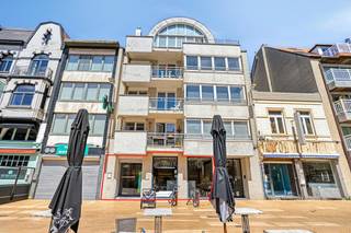 Bent u op zoek naar een uitzonderlijk handelspand dat flexibiliteit, visibiliteit en een strategische ligging combineert? Dit unieke pand uit het bouwjaar 2001, met een royale grondoppervlakte van 190 m², biedt uw onderneming ongekende mogelijkheden.Wat dit pand werkelijk uniek maakt, is de doorlopende structuur met maar liefst twee verschillende ingangen. U beschikt over een toegang via de Vlamingstraat, het levendige Plein de Bolle én de drukbezochte Nicolas Mayelaan. Vooral die laatste is een absolute troef: een straat met enorm veel passageverkeer, wat u een gegarandeerde, maximale visibiliteit oplevert.Dankzij deze bijzondere indeling en de tweevoudige toegang leent het pand zich bovendien perfect tot het opsplitsen in twee afzonderlijke handelspanden. Het pand is modern en energiezuinig uitgerust. Met een gunstig EPC-label B en centrale verwarming op aardgas bent u verzekerd van een lage energiefactuur en een duurzame basis. Daarnaast beschikt het pand over individuele tellers voor alle nutsvoorzieningen en zijn er reeds nette sanitaire voorzieningen aanwezig.Kortom: een zeldzame kans op een absolute toplocatie die dankzij zijn structuur, passage en energiezuinigheid klaar is voor de toekomst. Een pand met dit potentieel komt zelden op de markt!3 maanden huurwaarborgOnroerende voorheffing ten laste van de huurderDirect beschikbaarBenieuwd naar de vele mogelijkheden van dit unieke pand? Plan vandaag nog uw bezoek en ontdek het zelf!