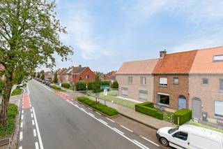 <p>Deze woning bevindt zich langs de Brugse Steenweg in Veurne, op een gunstige locatie vlakbij winkels, scholen, supermarkten en het station van Veurne.</p>
<p><strong>Indeling: </strong></p>
<p>Bij het binnenkomen kom je terecht in de inkomhal met traphal. Aansluitend bevindt zich de lichtrijke leefruimte met eetplaats. Achteraan vind je de keuken, uitgerust met een oven, kookfornuis, enkele spoelbak en dampkap. Naast de keuken ligt een veranda die uitkijkt op de koer en de tuin. Op het gelijkvloers is er bovendien een apart toilet en ene praktische berging onder de trap.</p>
<p> </p>
<p>De eerste verdieping omvat twee slaapkamers en een badkamer met ligbad en enkele wastafel. Via de tweede slaapkamer bereik je de tweede verdieping, waar zich een derde slaapkamer en een bijkomende bergruimte bevinden.</p>
<p>Buiten kun je genieten van een gezellige koer en een onderhoudsvriendelijke tuin.</p>
<p><strong>Troeven:</strong></p>
<ul><li>Energiezuinig: EPC C</li><li>3 slaapkamers</li><li>Diverse renovatiewerken in 2025</li></ul>
<p><strong>De woning onderging in 2025 diverse kwalitatieve renovatiewerken. </strong><br /> </p>
<p>Interesse in deze woning? Neem gerust contact met ons op via 058 31 58 58.</p>