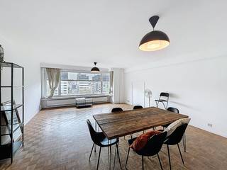 Op zoek naar een centrale plek waar u zich direct thuis voelt? Dit appartement aan de Hubert Frère-Orbanlaan combineert een uitstekende bereikbaarheid met een zeer aangename woonervaring. Gelegen op de vijfde verdieping, geniet u hier van een open zicht en blijft het geluid van de stad op een aangename afstand. U bevindt zich hier op een van de meest strategische locaties van Gent: het historische centrum ligt op wandelafstand en u heeft een directe verbinding met de belangrijkste invalswegen en snelwegen (E17/E40).Het appartement heeft een logische en fijne indeling. De ruime woonkamer valt meteen op door de grote raampartij, die zorgt voor een overvloed aan natuurlijk licht. Er zijn twee volwaardige, ruime slaapkamers aanwezig. Een extra troef is het terras aan de achterzijde van het gebouw. Dit grenst aan de grootste slaapkamer en bevindt zich aan de rustige kant, waardoor het de ideale plek is om na een drukke dag even volledig te ontspannen. Indeling van het appartement:Inkomhal – woonkamer – keuken - terras 1 – slaapkamer 1 - terras 2 – slaapkamer 2 – badkamer – toilet - bergingPraktische info:Maandelijks voorschot: € 100,00 (voor privatief verbruik van verwarming en water).Onmiddellijk beschikbaar!