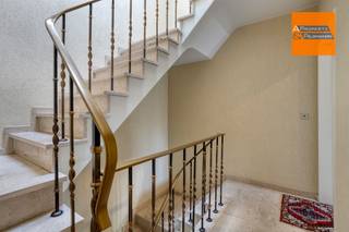 <p><span>Ruim appartement met 3 slaapkamers en garagebox</span></p><p><span>Dit verzorgde appartement in Kortenberg combineert ruimte, comfort en een uitstekende bereikbaarheid. De lichtrijke woonkamer met grote raampartijen biedt een aangename leefruimte en geeft toegang tot het balkon. De praktische keuken is goed onderhouden en functioneel ingericht voor dagelijks gebruik.</span></p><p><span>Het appartement beschikt over drie volwaardige slaapkamers, waaronder een ruime master bedroom met toegang tot het balkon aan de achterzijde. De badkamer is uitgerust met een ligbad, dubbele wastafel en spiegelkast. Daarnaast is er een apart toilet aanwezig.</span></p><p><span>Extra troeven zijn de privatieve kelder, een praktische berging met aansluitingen voor wasmachine en droogkast, en een garagebox waar u uw wagen veilig kunt parkeren.</span></p><p><span>Gelegen in een goed onderhouden gebouw, nabij winkels, scholen, openbaar vervoer en belangrijke invalswegen, is dit appartement de ideale keuze voor wie op zoek is naar comfortabel wonen op een centrale locatie.</span></p><p><span> </span></p><p><span>Scoop sale! Bezoekmomenten op afspraak opwoensdag 17 juni van 13u-16u en zaterdag 20 juni van 9u30-12u. </span></p><p><span> </span></p><p><span>De vermelde prijs is een vanafprijs; biedingen mogelijk vanaf €319.000.</span></p><p><span> </span></p><p><span>Neem vandaag nog contact op voor meer informatie of om een bezoek in te plannen.</span></p><p><span> </span></p><p><span> </span></p>