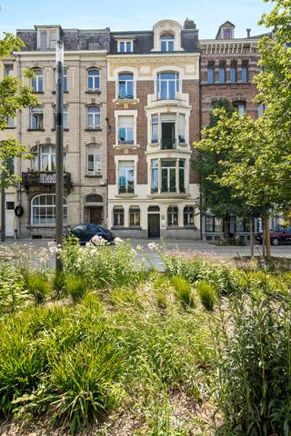 MAJESTUEUZE HERENWONING VAN 1920! Ooit was dit pand een bank, de ARCHITECTUUR EN DE MATERIALEN die gebruikt werden geven onmiddellijk de toon...