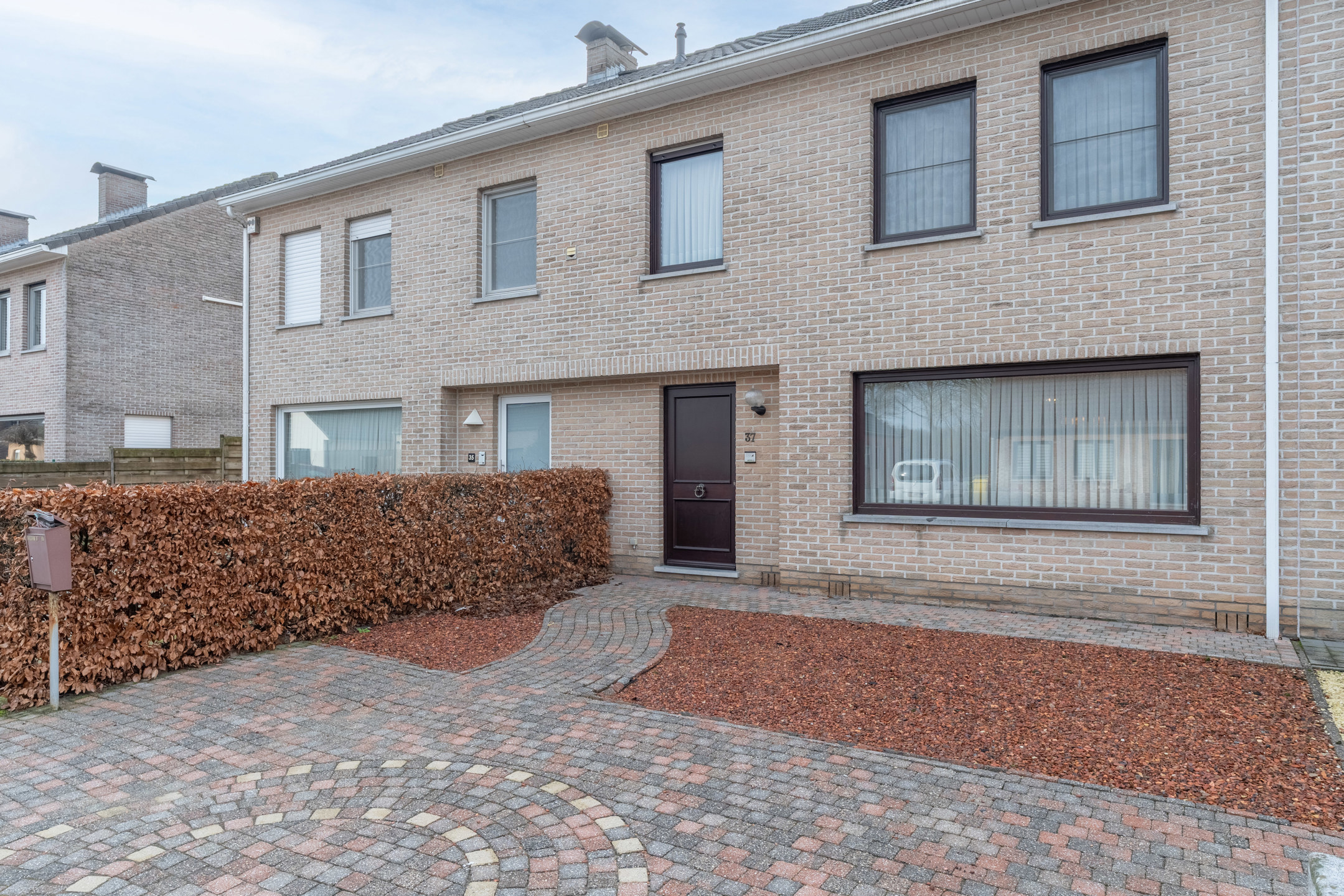 Zeer gunstig gelegen woning met 3 slpks en dubbele garage - foto 1