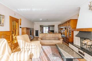 <p>In het centrum van Vremde staat deze karaktervolle, te renoveren woning met een uitzonderlijk grote tuin die meteen uitnodigt om buiten te leven. De keuken biedt een mooi zicht op de tuin. De leefruimtes hebben een warm en open gevoel. Naast de keuken bevindt zich een aparte wasplaats met douchekamer, en aansluitend een inpandige garage. De woning beschikt over drie volwaardige slaapkamers en een ruime badkamer. Daarbovenop is er nog een handige zolder, die mits aanpassing ook nog kan dienen als hobbyruimte of bijkomende kamers. </p><ul><li>EPC-label C</li><li>Ruime tuin</li><li>inpandige garage</li></ul>