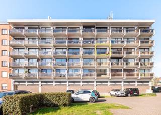 't Hoge 03.04 - Instapklare studio te koop op de derde verdieping van residentie 't Hoge. Deze residentie bevindt zich aan "de poort van Koksijde" : vlakbij het commercieel centrum en op wandelafstand van zee.<br /><br />Deze studio werd als volgt ingedeeld: inkomhal | leefruimte met open, uitgeruste keuken uitgevend op balkon | badkamer voorzien van toilet, douche en lavabo. <br /><br />Twee kelders inbegrepen in de vraagprijs. <br /><br />Mogelijkheid tot aankoop van een parkeerplaats in de residentie aan € 25.000. <br /><br />Contacteer ons vandaag nog voor een afspraak ter plaatse!