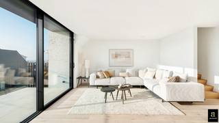 <p>Dit hoogwaardige nieuwbouwpenthouse bevindt zich op een uitzonderlijke locatie, op slechts enkele meters van de Zeedijk en het Rubensplein. De combinatie van verfijnde architectuur en ruime terrassen creëert een naadloze overgang tussen binnen- en buitenleven, wat resulteert in een exclusieve woonervaring.</p>
<p><strong>Indeling</strong><br />De inkomhal beschikt over een vestiaire en gastentoilet. De lichtrijke leefruimte opent naar een ruim, zuidgericht terras, ideaal voor ontspanning of ontvangst van gasten. De open keuken, uitgerust met premium apparatuur, grenst aan de eetruimte en biedt toegang tot een tweede terras, perfect voor sfeervolle diners.</p>
<p>Voor extra comfort is er een aparte berging met aansluiting voor wasmachine en droogkast. Op de bovenverdieping bevindt zich de master bedroom met ingemaakte kasten en een luxueuze badkamer. Daarnaast zijn er twee volwaardige slaapkamers, eveneens voorzien van maatwerk kasten, die een moderne douchekamer delen. Alle slaapkamers zijn uitgerust met airconditioning. Het penthouse beschikt over vloerverwarming en een privatieve kelder.</p>
<p>Dit eigendom wordt verkocht onder het btw-stelsel en biedt een unieke kans om zorgeloos te wonen op een van de meest gegeerde locaties in Knokke.</p>