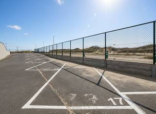 Centraal gelegen staanplaats te koop in het complex “Sea Side”, nabij het centrum, winkels en de zeedijk. Deze vlot bereikbare staanplaats...