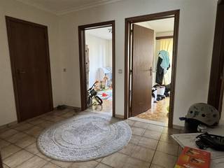 <p>Dit ruime appartement met twee slaapkamers en uitzicht op het stadspark is centraal gelegen, op wandelafstand van het centrum en in de nabijheid van het op- en afrittencomplex van de E40. Met een bewoonbare oppervlakte van 105 m² bevindt het zich op de eerste verdieping en verkeert het in goede staat. Het appartement bestaat uit een zeer ruime inkomhal, een lichtrijke woonkamer, een ingerichte keuken, een badkamer met lavabo en bad, twee grote slaapkamers, een afzonderlijk toilet met lavabo en een praktische berging. Daarnaast beschikt het over een balkon aan de voorzijde en een terras aan de achterzijde. In het gebouw bevindt zich een privatieve kelder. Het gunstige EPC-label B en de conforme elektriciteit zijn extra troeven!</p><p>Parkeerplaats inbegrepen in deze huurprijs van 950 euro.</p><p>Beschikbaar vanaf 01/06/2026. Gemeenschappelijke kosten: van €50 per maand + €150 provisie. </p>
