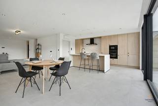 NIEUWBOUWWONING MET 3 SLAAPKAMERS EN LUXUEUZE AFWERKING.Ontdek deze prachtige halfopen nieuwbouwwoning met een bewoonbare oppervlakte van 216 m²,...