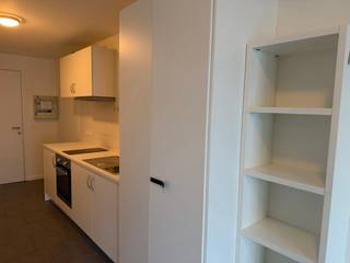 Studio met terras op de 3e verdieping van de Parktoren.Indeling: inkomhal met kapstok, leefruimte met keuken, bureau en bed, aansluitend een overdekt...