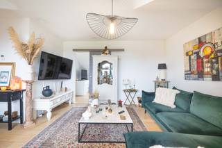 Dit studio-appartement met schuin dak van ±70 m² bruto ligt op de 5e en bovenste verdieping (lift) van een recent gebouw (2018) en biedt...
