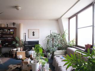 <strong>Lichtrijk duplexappartement met 2 slaapkamers nabij het Rozebroekenpark</strong><br /><br /><em>Voor meer info of bezoeken mail naar Info@carloeggermont.be</em><br /><br />Dit <strong>lichtrijke duplexappartement</strong> ligt op een boogscheut van het <strong>Rozebroekenpark</strong> en op wandelafstand van <strong>station Gent-Dampoort</strong>. Een ideale uitvalsbasis: minder dan tien minuten <strong>fietsen naar het centrum</strong>, en vlak bij diverse hogescholen en universiteiten.<br /><br />De unit maakt deel uit van een <strong>kleinschalige residentie</strong>, wat zorgt voor rust, een <strong>eenvoudig beheer</strong> en <strong>lage maandelijkse kosten</strong>. De mede-eigendom bestaat voornamelijk uit nieuwe eigenaars die samen bouwen aan een gelijkaardig verhaal: kleinschalig, kwalitatief en met oog voor de toekomst.<br /><br />Het <strong>appartement omvat</strong> een Inkomhal, leefruimte met keuken, een badkamer met douche en toilet, en eerste ruime kamer achteraan, en 2de aparte slaapkamer op de duplexverdieping.<br /><br /><strong>Interessante prijsklasse</strong>, en verder op te frissen of af te werken naar eigen hand. <strong>EPC-label D</strong>. Bovendien beschikt elk appartement over <strong>aparte tellers </strong>en een <strong>conforme elektriciteitskeuring.</strong><br /><br /><strong>Extra troef</strong> is de gemeenschappelijke fietsen en afvalbering.<br /><br /><strong>Een sterke opportuniteit voor ouders met studerende kinderen, investeerders of young professionals, dankzij zijn ligging, prijszetting en potentieel.</strong>