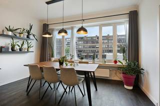 Dit super energiezuinige en goed onderhouden appartement te koop op de eerste verdieping van een kleinschalig gebouw combineert comfort met een centrale ligging. Via de trap bereikt u de inkomhal, die toegang biedt tot een apart gastentoilet en een net afgewerkte badkamer. Aan de achterzijde bevinden zich 2 slaapkamers van circa 15 m² en 10 m². De kleinste slaapkamer geeft direct uit op een gezellig terrasje.<br /><br />De hal leidt eveneens naar de lichtrijke en gezellige leefruimte aan de voorzijde van het gebouw, met een aansluitende, volledig uitgeruste keuken. Overigens is er ook nog een ruime berging, handig voor stockage. Op de gelijkvloerse verdieping beschikt u bovendien over nog een kleine berging. Voor maximale veiligheid is het gebouw aan de voorzijde afgesloten met een elektrische poort, waarna u achteraan toegang heeft tot een private garagebox van ca. 14 m² met een automatische poort.<br /><br />De uitstekende ligging in Merksem garandeert een topbereikbaarheid: een bushalte bevindt zich voor de deur, het treinstation ligt op het einde van de straat en diverse winkels, scholen en Park Distelhoek liggen op wandelafstand. Het gebouw is uitstekend onderhouden met een vernieuwd dak van zowel het hoofdgebouw als de garage. <br /><br />Bijzonderheden:<br />- Private garagebox achteraan met automatische poort inbegrepen in de prijs<br />- Super energiezuinig, asbestveilig en conforme elektriciteit<br />- Vernieuwd dak (2024) en hoogrendementsbeglazing (2018)<br />- Verwarmingsketel 2014<br />- Aparte meters voor gas, elektriciteit en water<br />- Centrale ligging in Merksem nabij openbaar vervoer en parken<br /><br />Bent u geïnteresseerd om dit vastgoed te kopen in Merksem? Aarzel dan niet om ons te contacteren. Het Dewaele vastgoedkantoor van Merksem te Lambrechtshoekenlaan 183 staat graag tot uw dienst. Had u graag een gratis schatting van uw eigendom via ons immokantoor? Bel ons voor een vrijblijvend gesprek of mail naar maxime.weyler@dewaele.com.<br /><br />Bestuursmaatregelen in het maatregelenregister: nee