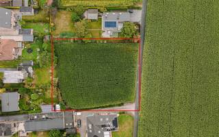 DEINZE - Op zoek naar een landelijk perceel bouwgrond van 1960 m2 in Deinze? Dan is dit pand iets voor u! De belangrijkste troeven in een...