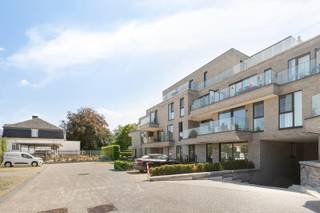 Geafficheerde prijs is excl. 12% registratierechten en 21% BTW. <br /><br />Deze prachtige penthouse met rondom rond terrassen kijkt uit over het mooi aangelegde park met vijver. Een ideaal appartement voor wie rust wenst te combineren met een optimale bereikbaarheid. <br />Op wandelafstand van het centrum gelegen, in het park, maar toch vlot bereikbaar met de autosnelweg. Dichtbij Varsenare, dichtbij Brugge en de kust. Een centrale groene rustige ligging. <br /><br />Indeling: inkomhal met vestiaire en handige berging. Apart toilet met lavabo. Toegang naar de open leef- en eetruimte met keuken. <br />Aan de andere zijde bevinden zich 2 slaapkamers en 1 badkamer. <br />Iedere ruimte geeft toegang naar het uitzonderlijk zonovergoten terras met ruime terrasberging. <br /><br />Geniet bovendien van 5 jaar lang 100% korting op jouw onroerende voorheffing dankzij de energieperformantie van deze penthouse. <br />Een unieke kans. <br /><br />De ondergrondse parkeerplaats is eveneens inbegrepen in de prijs. Ontdek de mogelijkheden tijdens een individueel bezoek ter plaatse. <br /><br />Voor meer informatie, contacteer Margaux op margaux@vestadevelopment.be of op het rechtstreeks nummer 0479 61 53 82.