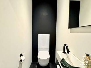 Welkom in deze ruime gezinswoning met tuin en garage, gelegen in het centrum van Kuurne!<br /><br />Bij het betreden van de woning komt u binnen in de inkomhal met gastentoilet. Aansluitend vindt zich de ruime leefruimte met plaats voor zowel een salon als een eetplaats. Bovendien zorgt de gezellige pelletkachel voor een aangename en sfeervolle warmte.<br /><br />Naast de leefruimte vindt u de volledig uitgeruste keuken, voorzien van alle nodige toestellen en comfort. Dankzij het keukeneiland vormt deze ruimte een echte leefkeuken waar koken en samenzijn centraal staan.<br /><br />Aansluitend aan de keuken bevindt zich een ruime berging, momenteel ingericht als bureauruimte en wasplaats, met ingebouwde kasten en toestellen.<br /><br />Verder beschikt het gelijkvloers over een kelder en een badkamer met inloopdouche, toilet en wastafel.<br /><br />Op de verdieping bevinden zich vier volwaardige slaapkamers en een tweede badkamer, uitgerust met een inloopdouche, ligbad, toilet en wastafel.<br /><br />Buiten geniet u van een ruime, zuidgerichte tuin met terras, ideaal om te ontspannen.<br /><br />Tot slot beschikt de woning over een ruime garage met plaats voor één wagen en extra bergruimte.<br /><br />Troeven:<br />+ Garage in centrum Kuurne<br />+ Zuidgerichte tuin<br />+ 4 slaapkamers