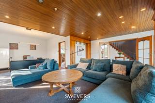Voor meer info en foto’s, surf naar www.swevers.be – In een rustige en tegelijk bijzonder centrale straat in Paal-Beringen ligt deze instapklare open bebouwing op een mooi perceel van 1.186 m². Met een bewoonbare oppervlakte van 291 m² biedt deze woning alle ruimte voor een comfortabel gezinsleven. De woning werd gebouwd in 1966 en beschikt over vier volwaardige slaapkamers, twee badkamers, een inpandige garage, kelder en zolder.<br />Op het gelijkvloers vormt de lichtrijke woonkamer van 43 m² het gezellige hart van de woning. Aansluitend bevindt zich de praktische keuken met directe verbinding naar de eetruimte. Verder vindt u hier een ruime slaapkamer van 18,66 m², ideaal als master bedroom, bureauruimte of gastenkamer. Een badkamer, afzonderlijk toilet, berging, wasruimte en inpandige garage van circa 23 m² vervolledigen deze verdieping. De eerste verdieping telt nog drie ruime slaapkamers van respectievelijk 13,30 m², 24,80 m² en 17,50 m², evenals een tweede badkamer. Hierdoor geniet het hele gezin van extra comfort en voldoende privacy. Daarnaast beschikt de woning over een kelder van 26,88 m² en een ruime zolder van ongeveer 50 m², ideaal voor extra stockage. De grote tuin met noordwestelijke oriëntatie laat u volop genieten van de namiddag- en avondzon. Kinderen kunnen hier zorgeloos spelen terwijl tuinliefhebbers zich helemaal kunnen uitleven. Ook de ligging is een absolute troef. Scholen, openbaar vervoer, ontspanning, winkels en horeca bevinden zich op wandelafstand. Dankzij de nabijheid van de autosnelweg, op minder dan 1 kilometer, geniet u bovendien van een vlotte verbinding naar omliggende steden en gemeenten. Bent u op zoek naar een ruime, instapklare gezinswoning met vier slaapkamers, twee badkamers en een grote tuin op een uitstekende locatie? Dan is deze woning zeker een bezoek waard. Voor meer informatie, bel 011 255 155. Bron bewoonbare oppervlakte: EPC – verslag.