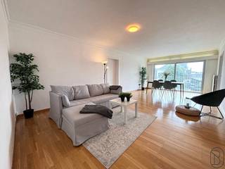 Ruim lichtrijk goed onderhouden APPARTEMENT met 3 slaapkamers, TERRAS en GARAGE. Super gelegen in het centrum van Harelbeke met mooi zicht!...